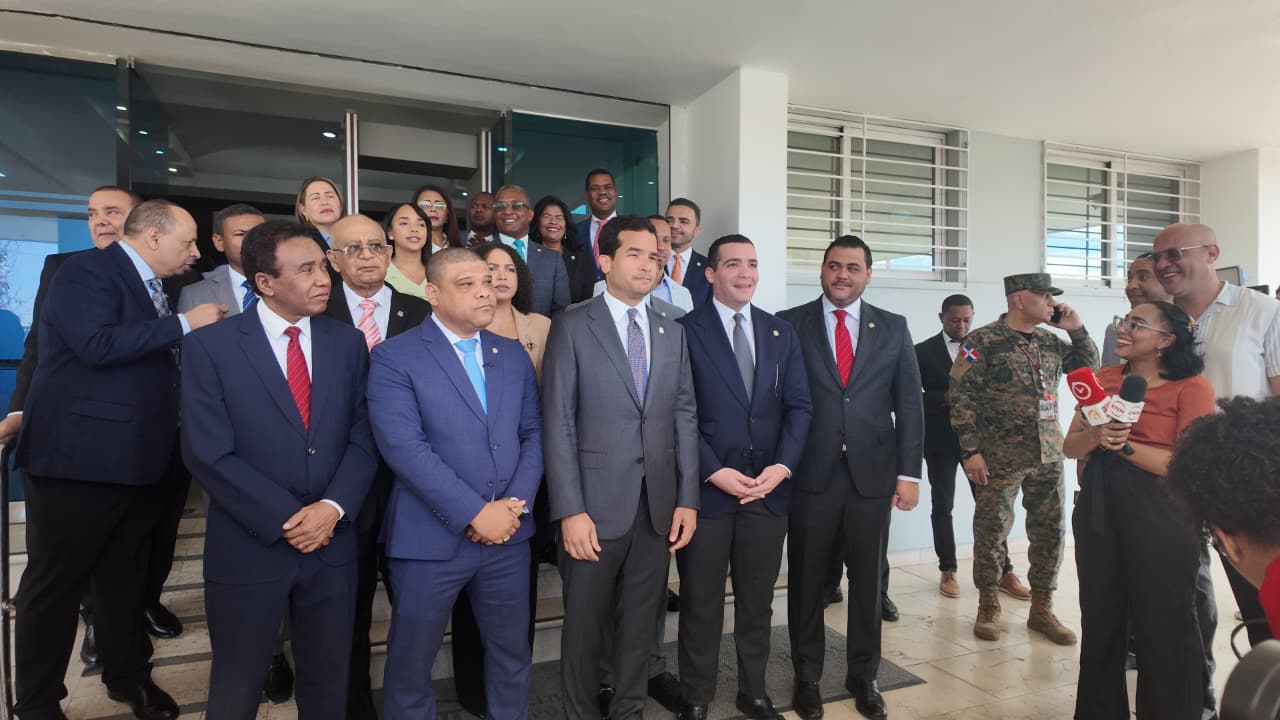 Legisladores de oposición acuden al TC para frenar impuestos a sueldos bajos