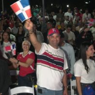 Cientos de fanáticos llegan al Malecón para ver en pantalla gigante el partido RD-Venezuela