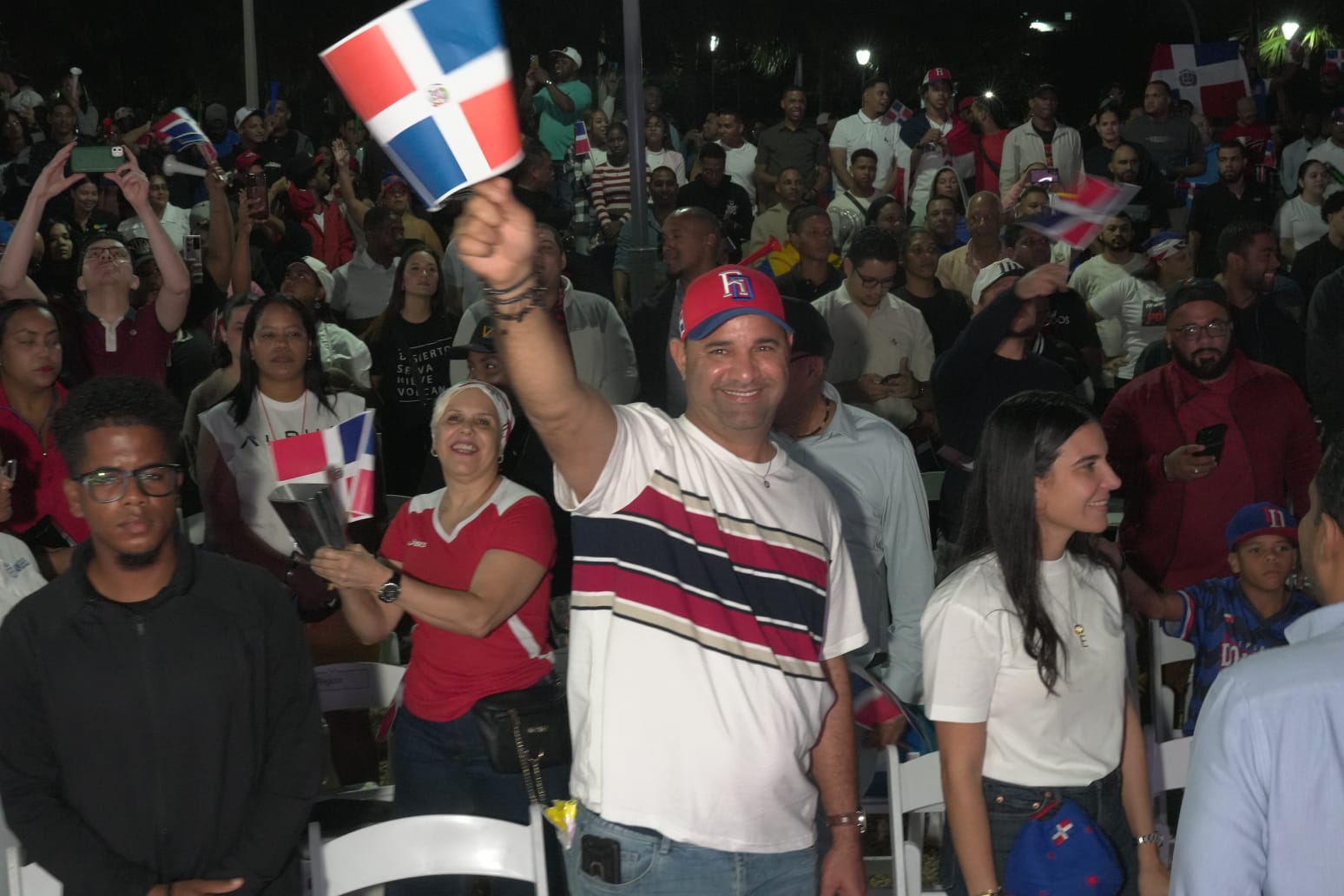 Cientos de fanáticos llegan al Malecón para ver en pantalla gigante el partido RD-Venezuela