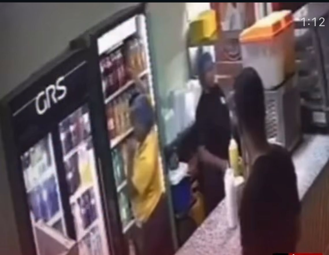 Policía identifica a hombre que saltó mostrador de pica pollo en Villa Hermosa