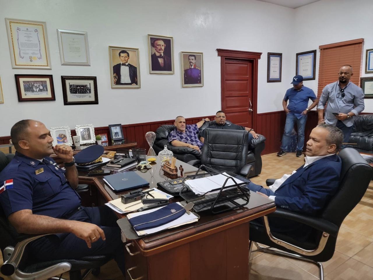 Senador Héctor Acosta realiza visita de cortesía al director regional Cibao Sur de la Policía Nacional