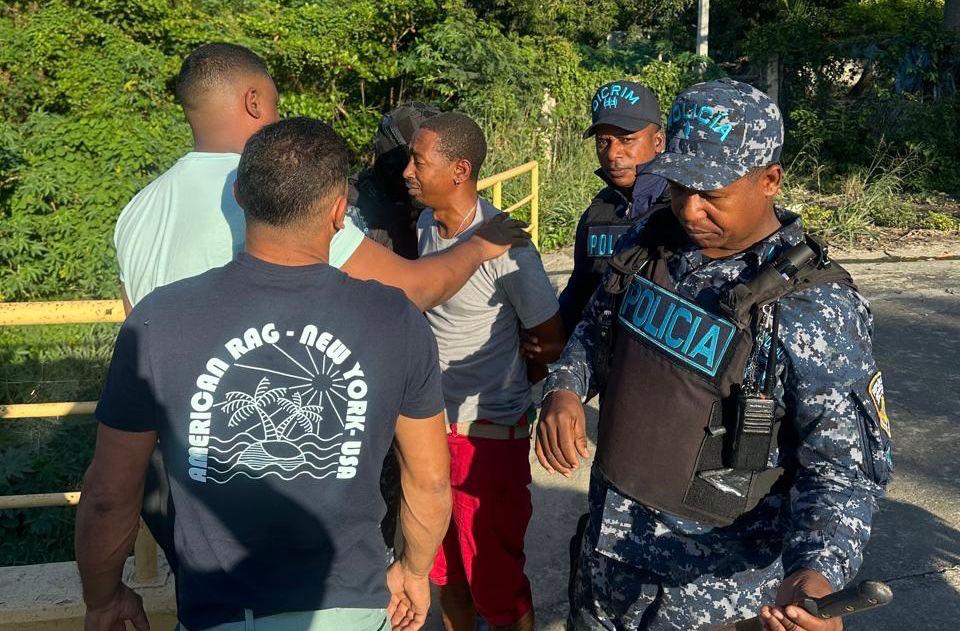 Capturan en flagrante a “Arcángel”, acusado de matar a tiros a “El Ruso” frente a parque infantil en Santiago