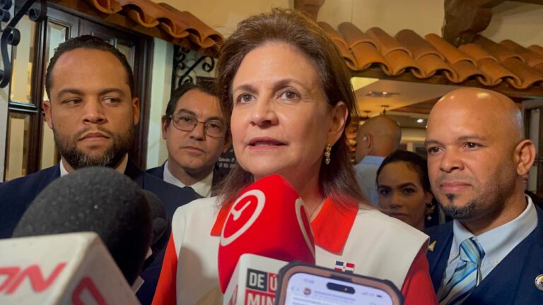 Raquel Peña resalta el aporte de las mujeres en la salud durante gala “Premio Armida” en Santiago