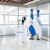 Procuradora general de la República: nuevo protocolo de procesamiento de escena de crimen inicia el 1 de abril Yeni Berenice informó coordina con Policía Nacional la aplicación del nuevo modelo de investigación SANTO DOMINGO (República Dominicana).- La procuradora general de la República, Yeni Berenice Reynoso, destacó el sábado que el Ministerio Público avanza en la tecnificación de todos sus procesos, con el objetivo de estandarizar la calidad de los servicios y facilitar la respuesta oportuna a la ciudadanía y en ese sentido iniciará un Nuevo Modelo de Procesamiento de Escena de Crimen, en coordinación con la Policía Nacional. “No podemos nosotros quedarnos en una metodología de investigación que no se corresponde con los tiempos actuales, y, por esta razón, es que, reitero, esa transformación de las investigaciones es indetenible”, expresó, al citar los nuevos retos en la lucha contra la criminalidad. “Nosotros no queremos plan piloto; nosotros queremos entrar al cien por ciento en todos los distritos judiciales a operar. No es ni siquiera para parecer más modernos, es para facilitarles a los ciudadanos la posibilidad de obtener una decisión de manera oportuna y de calidad”, dijo. Reynoso hizo el planteamiento al abrir el seminario Investigación Técnica del Ministerio Público: herramientas y nuevos desafíos para miembros del Ministerio Público que, esta vez, se focalizó en servidores de la zona este del país. En la capacitación, impartida a través del Instituto de Educación Superior Escuela Nacional del Ministerio Público (IES-ENMP), participan integrantes del Ministerio Público a nivel nacional. Durante su exposición, la procuradora general reiteró que del trabajo de los fiscales depende la vida y la calidad de las personas, sus derechos y sus bienes. En la actividad educativa, realizada en la sede de la Procuraduría General de la República, participó el mayor general Andrés Modesto Cruz Cruz, director de la Policía Nacional, y Ángel Brito, director de la Escuela Nacional de la Judicatura. Además, la rectora del IES-ENMP, Marien Montero Beard; el procurador adjunto Wilson Camacho, titular de la Dirección General de Persecución del Ministerio Público, y la procuradora de corte Isaura Suárez, responsable de la Dirección Carrera del Ministerio Público. Asimismo, el director de la Policía Científica de la Policía Nacional, coronel Fulvio Emilio Grullón Penso, y la directora general del Instituto Nacional de Ciencias Forenses (Inacif), Sonia Lebrón. Al referirse a las acciones impulsadas para garantizar un servicio de calidad a la población, la procuradora general pidió a los miembros del Ministerio Público trabajar siempre para una mayor eficiencia. “Les pido a cada uno de ustedes que cuando se levanten le pongan toda la pasión, toda la energía, toda la dedicación a lo que ustedes hacen; porque ese trabajo, lo vale, por mucho lo vale, y piensen que de cada acción nuestra puede depender la vida y la calidad de vida de una persona”. Valoró la disposición de la Policía Nacional a garantizar que sus actas de inspección de la escena del crimen puedan ser entregadas a los fiscales por la vía digital, así como al Poder Judicial por su plataforma para tramitar todas las órdenes e instancias que se puedan depositar. Yeni Berenice explicó que el Ministerio Público ha establecido la necesidad de un nuevo modelo de procesamiento de la escena el crimen. En ese orden, enfatizó en que el Instituto Nacional de Ciencias Forenses tiene que tecnificarse y tiene que transformarse. “Hemos dicho y reiterado que vamos a tener el Instituto de Ciencias Forenses más moderno de Iberoamérica, el más tecnificado”, reiteró. Destacó que el Ministerio Público se encuentran desarrollando la planificación para las edificaciones de la construcción del Inacif central en Santo Domingo Este y en Santiago, en la avenida 27 de Febrero. Recordó que a partir de abril los miembros del Ministerio Público comenzarán a utilizar los chalecos antibalas y las cámaras digitales por instrucción general. “Las cámaras corporales que ustedes van a conocer hoy sus propiedades y que ya están en manos del Ministerio Público, son cámaras de última generación, lo mejor que hay en el mercado y que tiene que ver con la necesidad de aquellas actuaciones con inspecciones en el lugar del hecho”, detalló. En la apertura del programa participaron miembros del Consejo Superior del Ministerio Público y del Consejo Académico del IES-ENMP, procuradores generales de Corte de Apelación, fiscales titulares, directores de las procuradurías especializadas y miembros de los cuerpos castrenses. De su lado, la rectora Marien Montero Beard destacó la importancia del programa de formación. Explicó que en este primer trimestre del año han sido capacitados el 26% de la matrícula de fiscales sobre la nueva normativa penal.