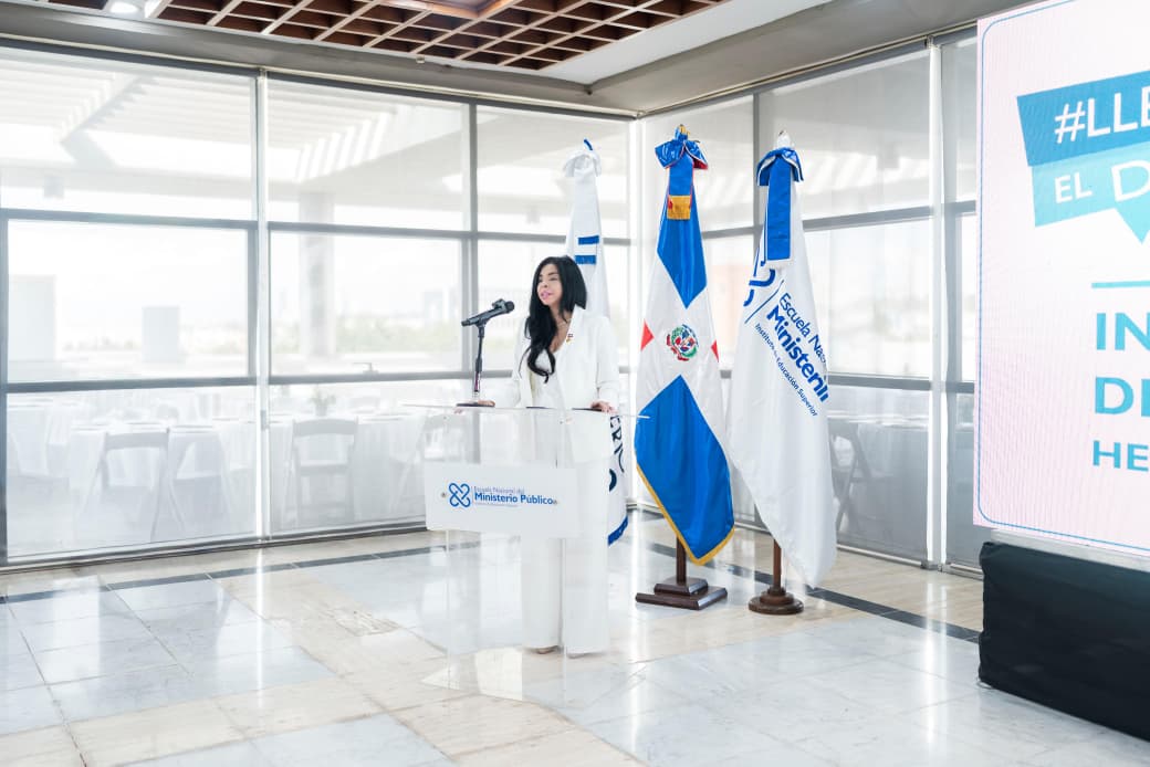 Procuradora general de la República: nuevo protocolo de procesamiento de escena de crimen inicia el 1 de abril Yeni Berenice informó coordina con Policía Nacional la aplicación del nuevo modelo de investigación SANTO DOMINGO (República Dominicana).- La procuradora general de la República, Yeni Berenice Reynoso, destacó el sábado que el Ministerio Público avanza en la tecnificación de todos sus procesos, con el objetivo de estandarizar la calidad de los servicios y facilitar la respuesta oportuna a la ciudadanía y en ese sentido iniciará un Nuevo Modelo de Procesamiento de Escena de Crimen, en coordinación con la Policía Nacional. “No podemos nosotros quedarnos en una metodología de investigación que no se corresponde con los tiempos actuales, y, por esta razón, es que, reitero, esa transformación de las investigaciones es indetenible”, expresó, al citar los nuevos retos en la lucha contra la criminalidad. “Nosotros no queremos plan piloto; nosotros queremos entrar al cien por ciento en todos los distritos judiciales a operar. No es ni siquiera para parecer más modernos, es para facilitarles a los ciudadanos la posibilidad de obtener una decisión de manera oportuna y de calidad”, dijo. Reynoso hizo el planteamiento al abrir el seminario Investigación Técnica del Ministerio Público: herramientas y nuevos desafíos para miembros del Ministerio Público que, esta vez, se focalizó en servidores de la zona este del país. En la capacitación, impartida a través del Instituto de Educación Superior Escuela Nacional del Ministerio Público (IES-ENMP), participan integrantes del Ministerio Público a nivel nacional. Durante su exposición, la procuradora general reiteró que del trabajo de los fiscales depende la vida y la calidad de las personas, sus derechos y sus bienes. En la actividad educativa, realizada en la sede de la Procuraduría General de la República, participó el mayor general Andrés Modesto Cruz Cruz, director de la Policía Nacional, y Ángel Brito, director de la Escuela Nacional de la Judicatura. Además, la rectora del IES-ENMP, Marien Montero Beard; el procurador adjunto Wilson Camacho, titular de la Dirección General de Persecución del Ministerio Público, y la procuradora de corte Isaura Suárez, responsable de la Dirección Carrera del Ministerio Público. Asimismo, el director de la Policía Científica de la Policía Nacional, coronel Fulvio Emilio Grullón Penso, y la directora general del Instituto Nacional de Ciencias Forenses (Inacif), Sonia Lebrón. Al referirse a las acciones impulsadas para garantizar un servicio de calidad a la población, la procuradora general pidió a los miembros del Ministerio Público trabajar siempre para una mayor eficiencia. “Les pido a cada uno de ustedes que cuando se levanten le pongan toda la pasión, toda la energía, toda la dedicación a lo que ustedes hacen; porque ese trabajo, lo vale, por mucho lo vale, y piensen que de cada acción nuestra puede depender la vida y la calidad de vida de una persona”. Valoró la disposición de la Policía Nacional a garantizar que sus actas de inspección de la escena del crimen puedan ser entregadas a los fiscales por la vía digital, así como al Poder Judicial por su plataforma para tramitar todas las órdenes e instancias que se puedan depositar. Yeni Berenice explicó que el Ministerio Público ha establecido la necesidad de un nuevo modelo de procesamiento de la escena el crimen. En ese orden, enfatizó en que el Instituto Nacional de Ciencias Forenses tiene que tecnificarse y tiene que transformarse. “Hemos dicho y reiterado que vamos a tener el Instituto de Ciencias Forenses más moderno de Iberoamérica, el más tecnificado”, reiteró. Destacó que el Ministerio Público se encuentran desarrollando la planificación para las edificaciones de la construcción del Inacif central en Santo Domingo Este y en Santiago, en la avenida 27 de Febrero. Recordó que a partir de abril los miembros del Ministerio Público comenzarán a utilizar los chalecos antibalas y las cámaras digitales por instrucción general. “Las cámaras corporales que ustedes van a conocer hoy sus propiedades y que ya están en manos del Ministerio Público, son cámaras de última generación, lo mejor que hay en el mercado y que tiene que ver con la necesidad de aquellas actuaciones con inspecciones en el lugar del hecho”, detalló. En la apertura del programa participaron miembros del Consejo Superior del Ministerio Público y del Consejo Académico del IES-ENMP, procuradores generales de Corte de Apelación, fiscales titulares, directores de las procuradurías especializadas y miembros de los cuerpos castrenses. De su lado, la rectora Marien Montero Beard destacó la importancia del programa de formación. Explicó que en este primer trimestre del año han sido capacitados el 26% de la matrícula de fiscales sobre la nueva normativa penal.