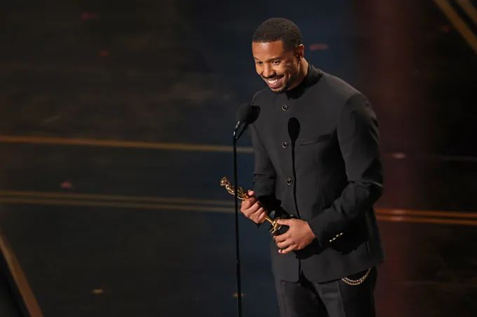 Michael B. Jordan al momento de recibir su premio Oscar a mejor actor principal. Kevin Winter/Getty Images