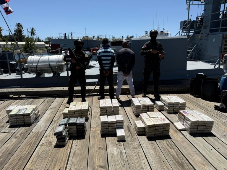 Ofensiva total contra el narcotráfico: incautan 261 paquetes de presunta cocaína y arrestan dos hombres en Baní