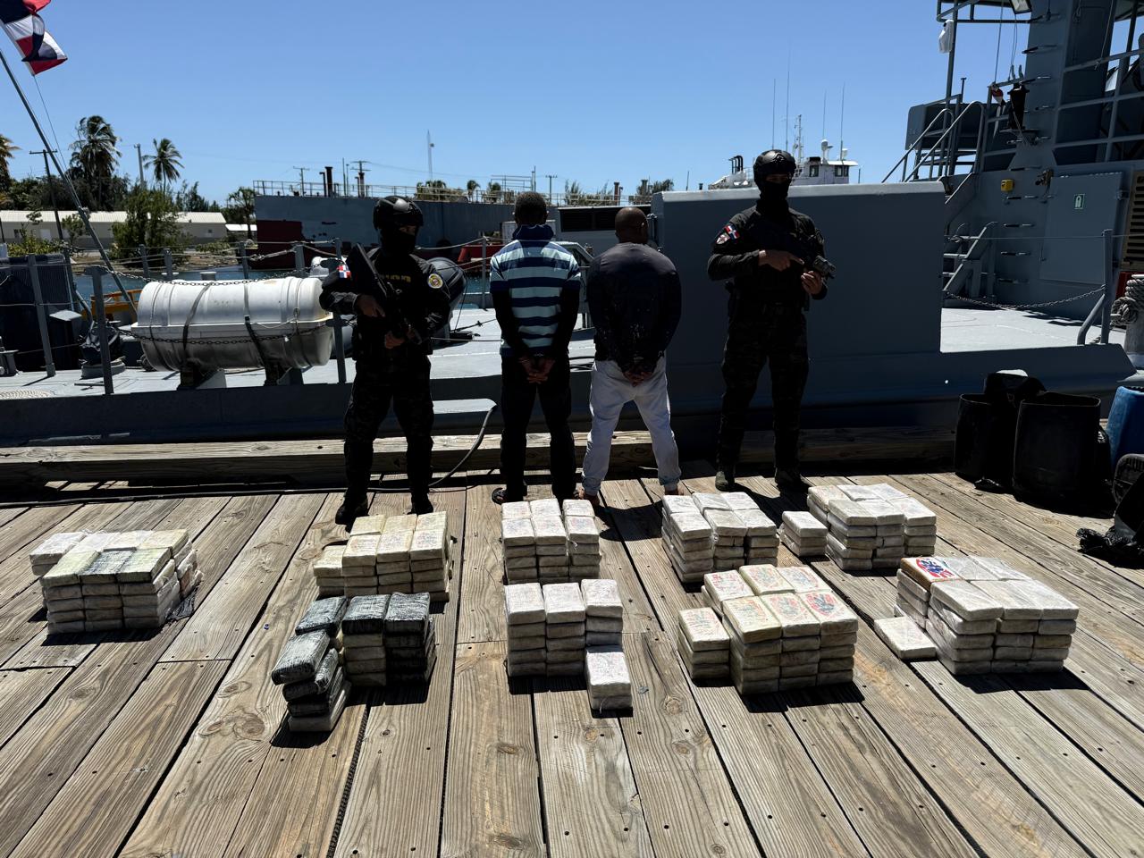 Ofensiva total contra el narcotráfico: incautan 261 paquetes de presunta cocaína y arrestan dos hombres en Baní