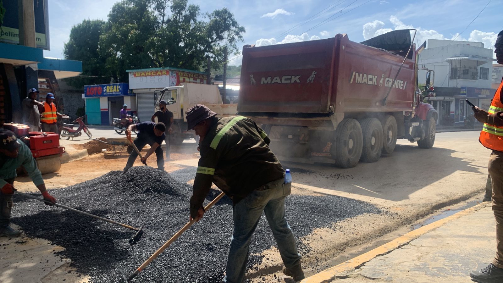 Autoridades ejecutan jornada de bacheo en El Limón previo a Semana Santa 2026