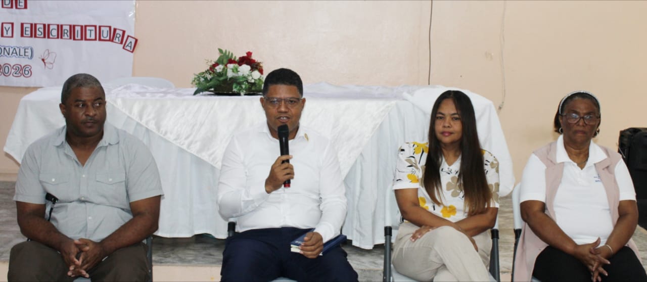 Director del Distrito Educativo 03-01 de Azua presenta avances en encuentro con periodistas