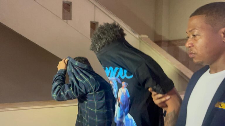 Conocerán este miércoles coerción contra “El Mosquito” y otro joven acusados de atracar mujer en pleno centro de Santiago
