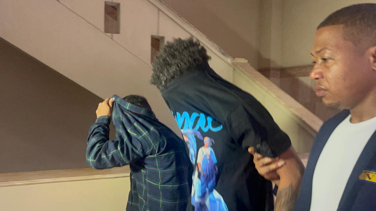Conocerán este miércoles coerción contra “El Mosquito” y otro joven acusados de atracar mujer en pleno centro de Santiago