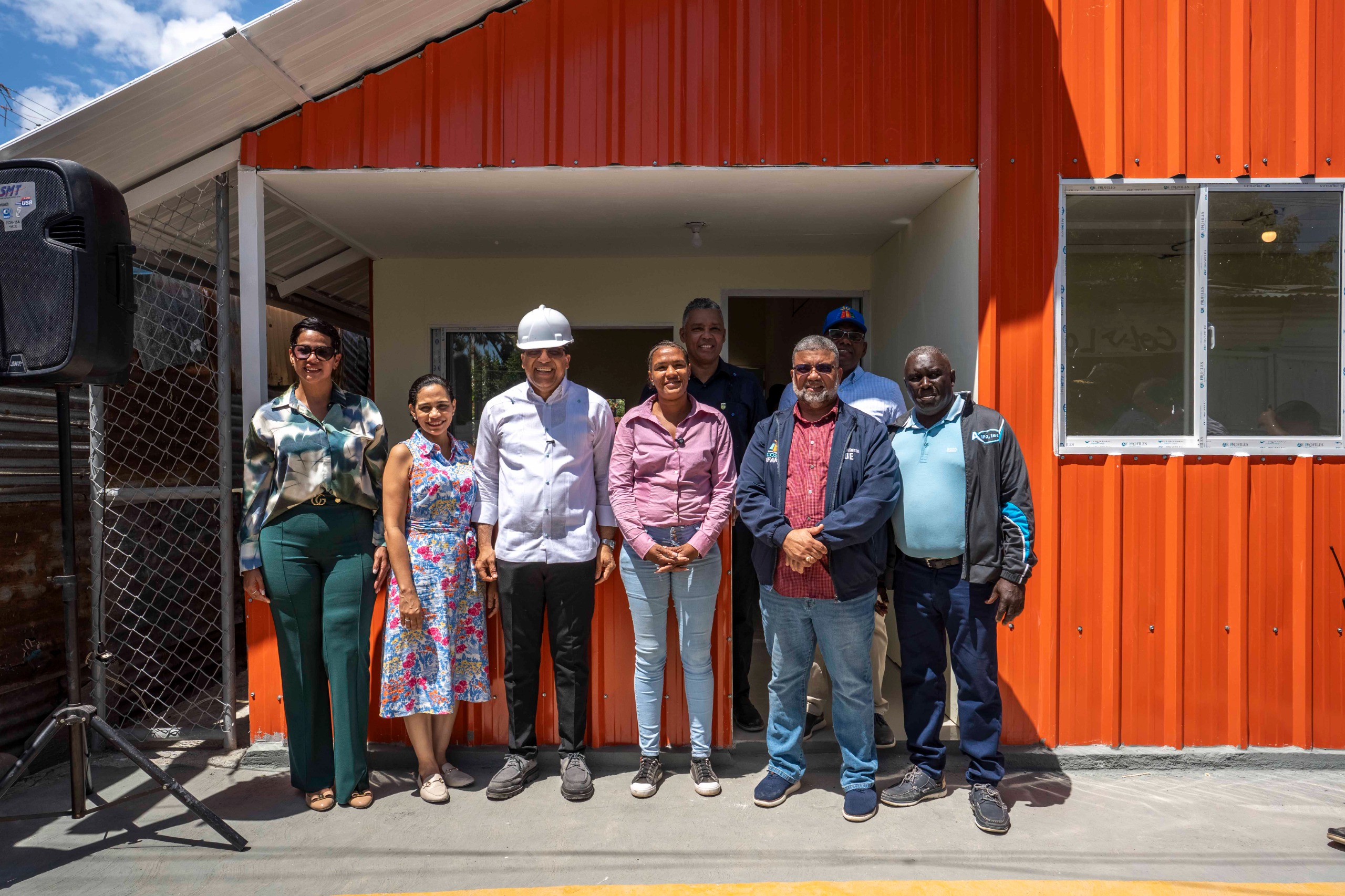 Alcalde Dío Astacio cumple su promesa y entrega vivienda a madre soltera en Mendoza