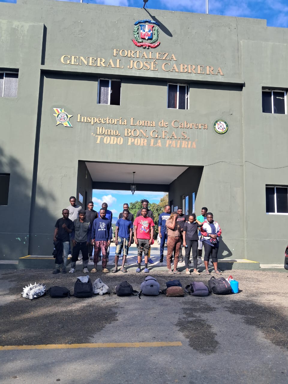 Detienen a 16 migrantes haitianos indocumentados localizados con drones en Loma de Cabrera