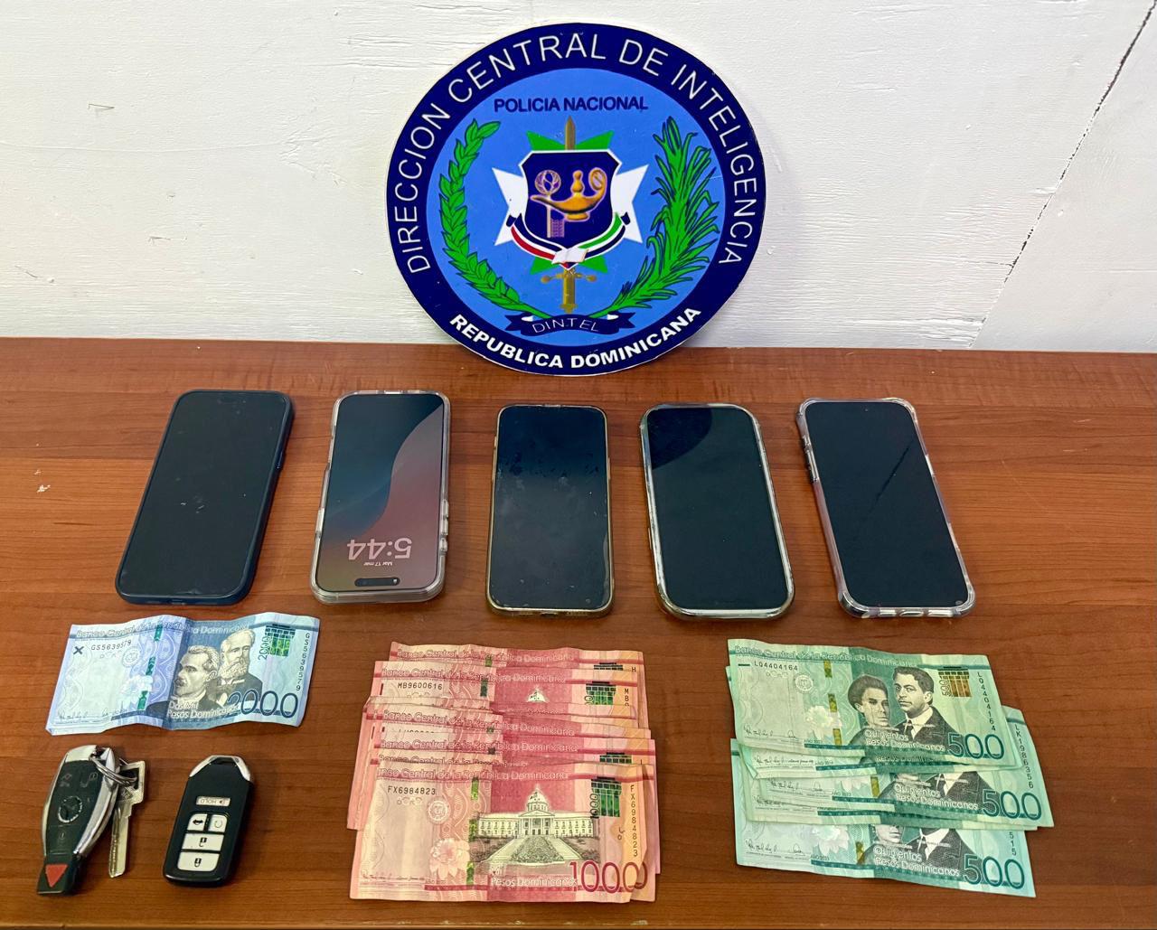 Desmantelan red de ciberdelincuencia en residencial de Nibaje, Santiago; apresan tres y ocupan vehículos, dinero y equipos tecnológicos
