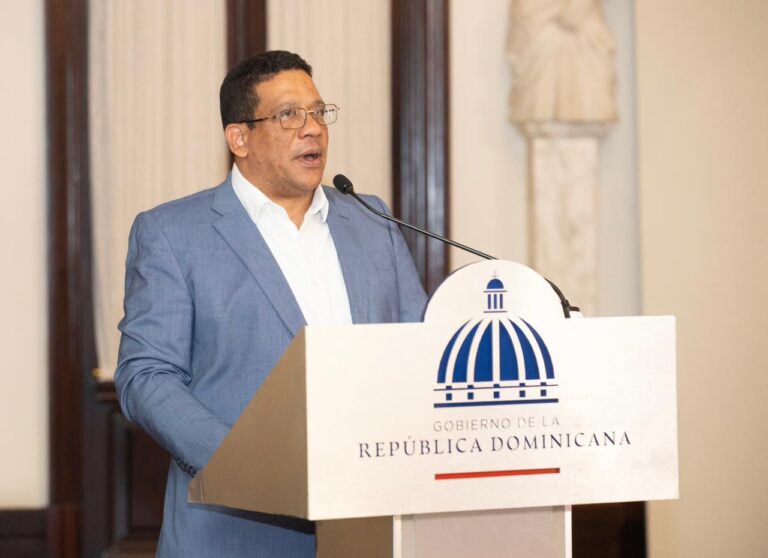 Director de Contrataciones Públicas, Carlos Pimentel.