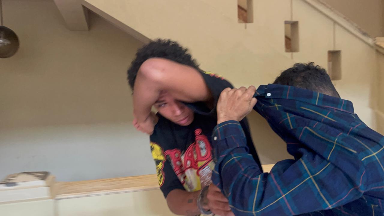 Aplazan por tercera vez coerción contra “El Mosquito” y otro joven acusados de atracar a mujer en pleno centro de Santiago
