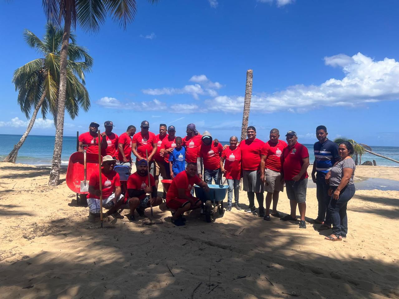 Director de Deportes lidera operativo de limpieza en Playa Punta Arena previo a Semana Santa 2026