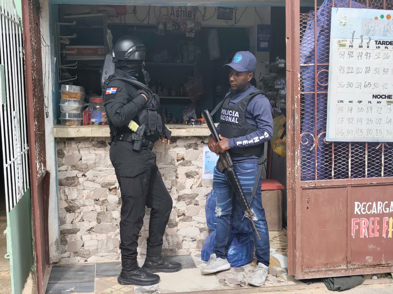 Ministerio Público y Policía Nacional realizan allanamientos en colmados y centros comerciales de Villa Hermosa