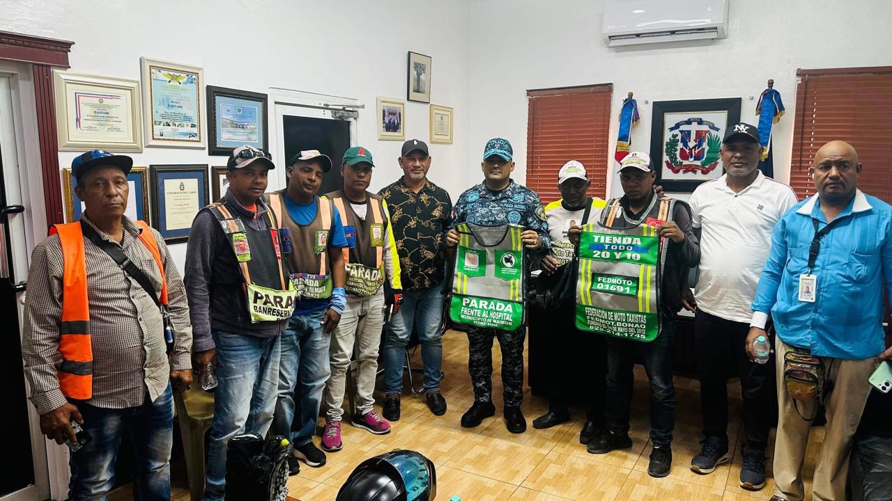 Motoconchistas de Monseñor Nouel procuran fortalecer vínculos con la Policía Nacional en encuentro institucional