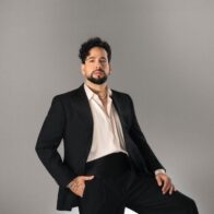 Lemar brilla en Premios Soberano 2026 honrando sus raíces con traje contemporáneo de Wilson Alcequiez
