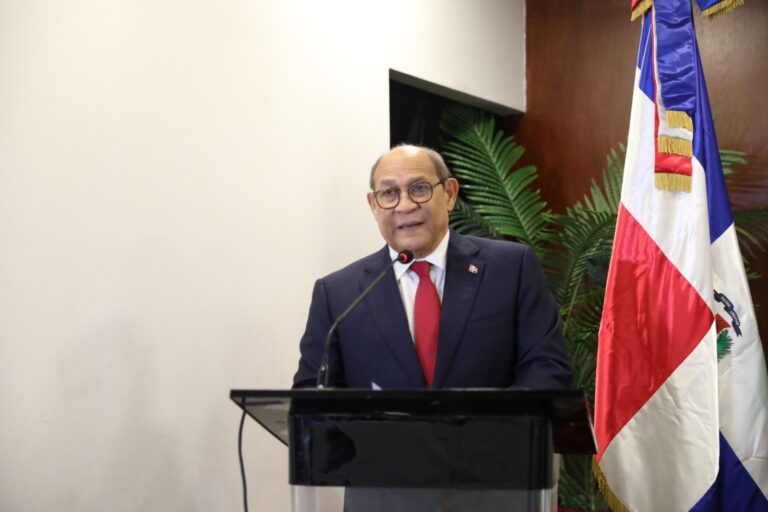 Ministro Rafael Santos advierte que el país debe actualizar su currículo ante los cambios tecnológicos globales