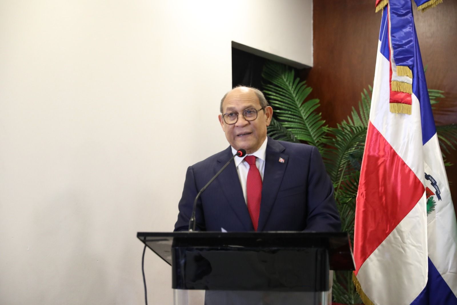 Ministro Rafael Santos advierte que el país debe actualizar su currículo ante los cambios tecnológicos globales