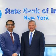 Tarun Saxena, presidente del State Bank y Doctor Leonardo Aguilera presidente ejecutivo del Banco de Reservas de la República Dominicana.