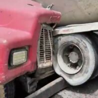 Choque frontal de camiones paraliza el tránsito en el puente de Guanuma