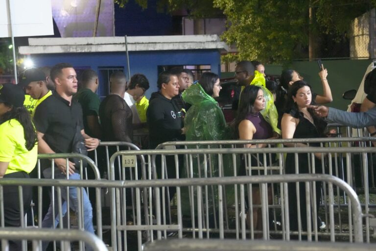 Fanáticos de David Guetta desafían la lluvia para disfrutar de su concierto en República Dominicana