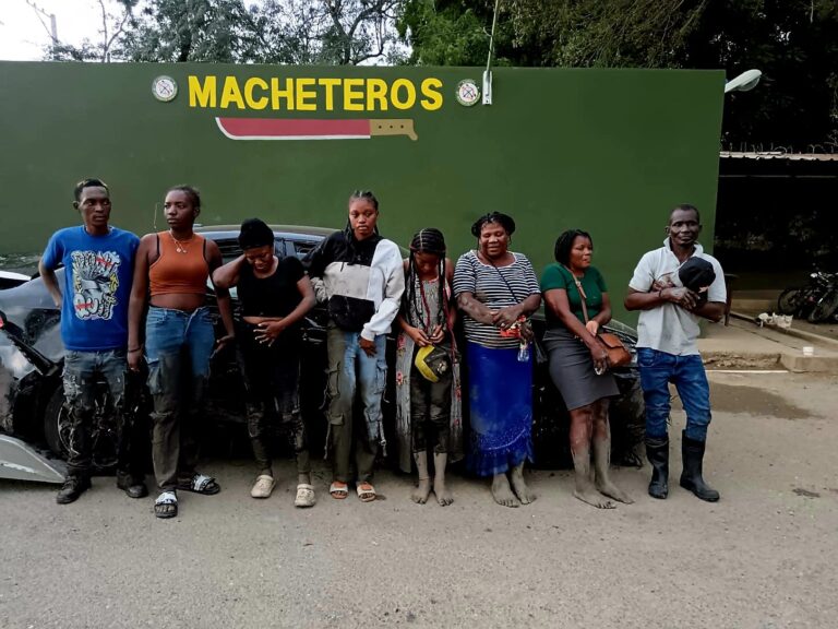 Ejército detiene indocumentados en un vehículo que intentó huir tras persecución en Valverde