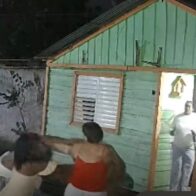 Hombre irrumpe con machete en una vivienda y agrede a mujer frente a tres niños en Santiago