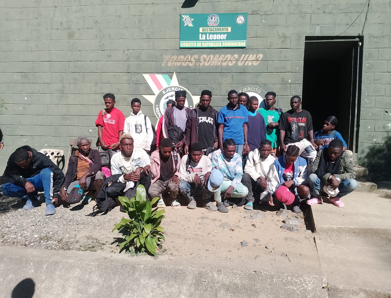 Ejército detiene a 26 indocumentados en zona boscosa de Montecristi