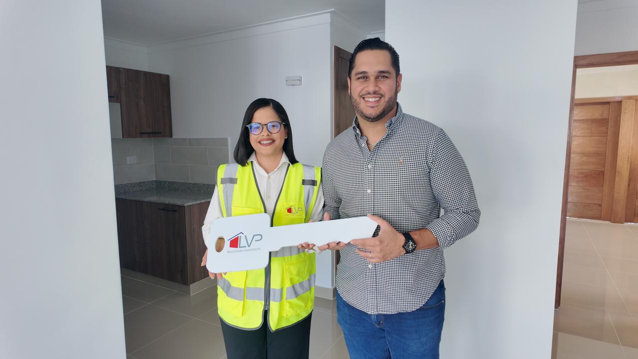 Alofoke Media Group entrega apartamento a Juan Carlos Pichardo, ganador del quinto lugar de La Casa de Alofoke 2