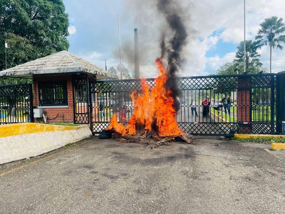 Rápida acción policial evita escalada de protesta frente a Falconbridge en Bonao