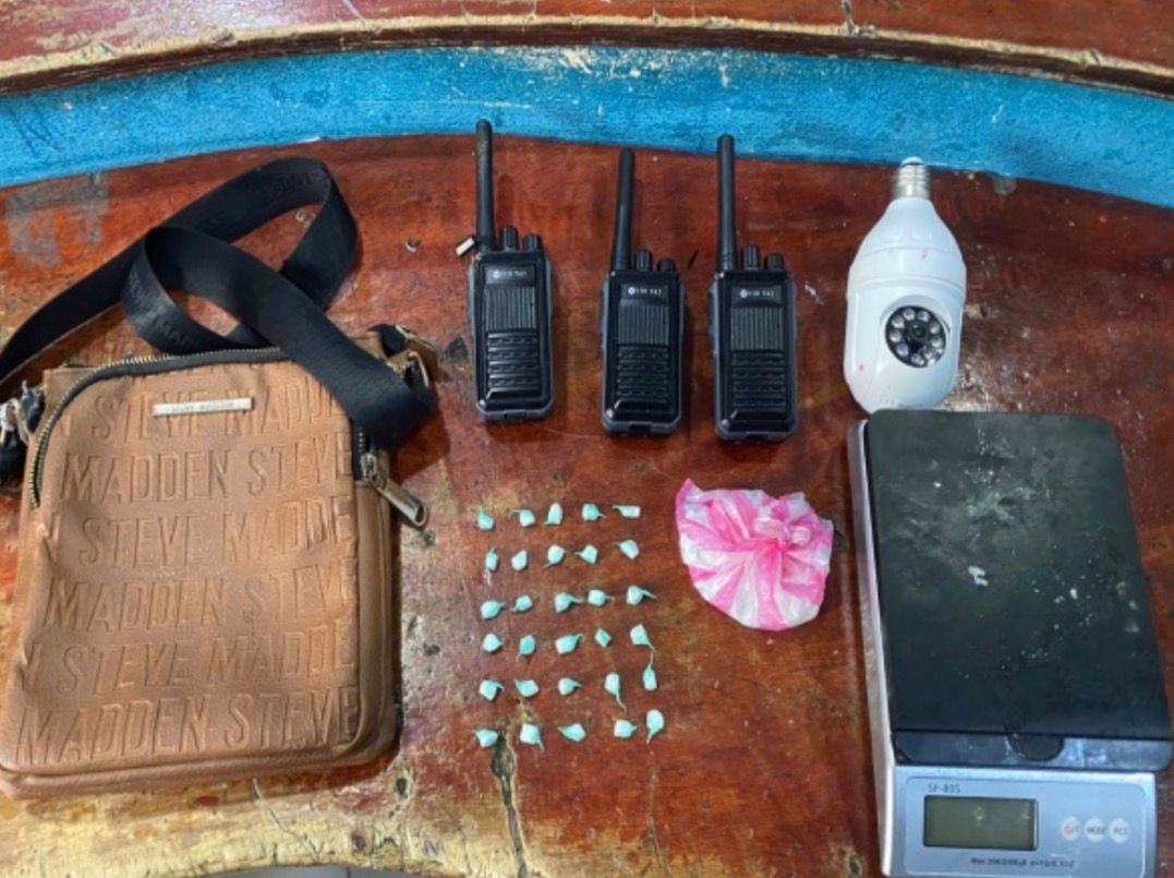 Policía Nacional ocupa drogas cámaras, balanza y radios de comunicaciones durante intervención en La Vega
