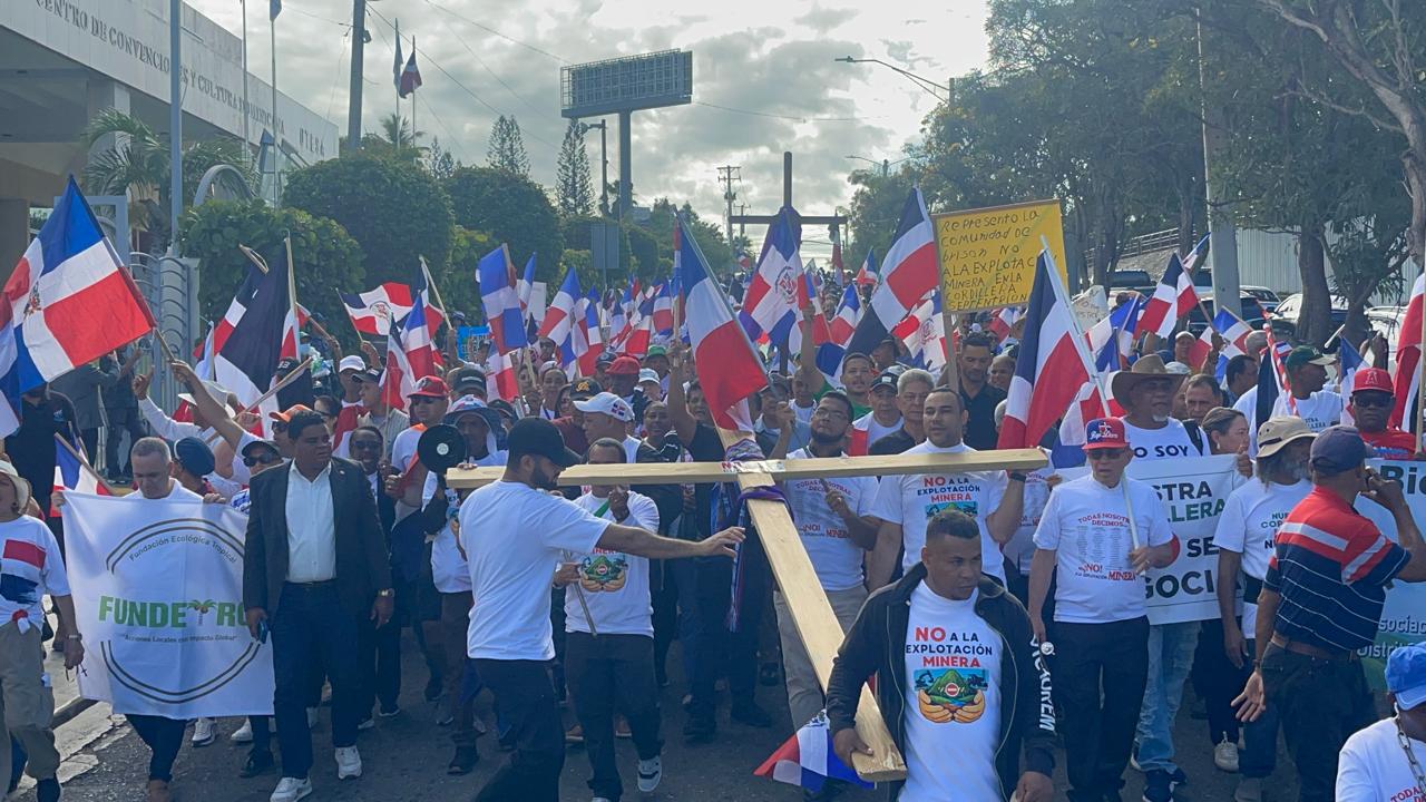 “No vamos a permitir que aquí pase lo de Cotuí”: sacerdote Nino Ramos advierte seguirán marchando contra minería en Santiago