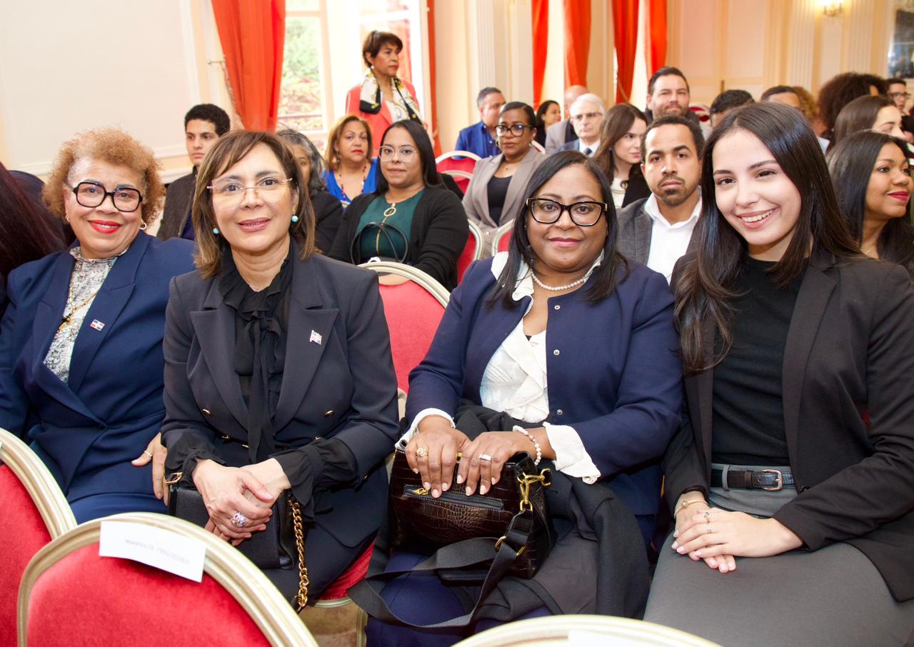 Abinader se reúne con la diáspora dominicana en París; evalúa abrir oficina del INDEX