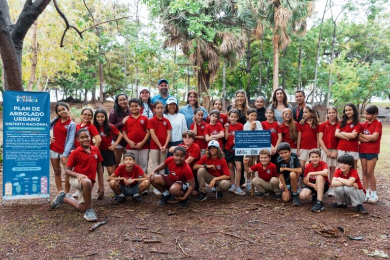 Alcaldía del DN realiza siembra de árboles y charlas en conmemoración del Día Mundial Forestal