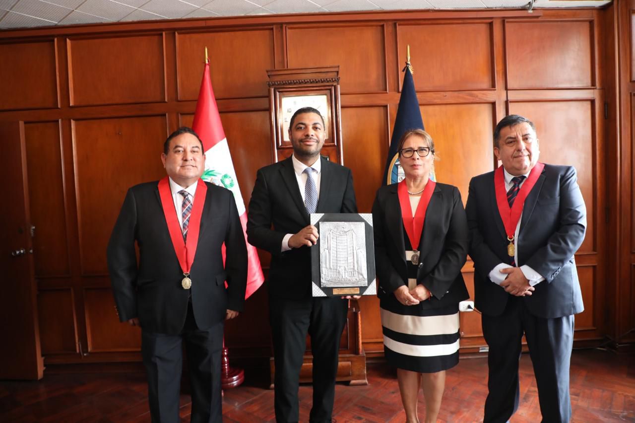 Fiscal dominicano Merlin Mateo diserta ante la Corte Superior de Lima sobre investigación de ciberdelitos
