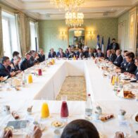 París, Francia. - El presidente Luis Abinader sostuvo este miércoles un encuentro estratégico con líderes empresariales franceses con el propósito de fortalecer los vínculos comerciales entre la República Dominicana y Francia y captar nuevas inversiones que permitan además, diversificar la matriz productiva nacional. El mandatario presentó al país como una economía abierta, segura y con una estabilidad democrática y jurídica que garantiza un clima de negocios favorables en la región. De su lado, inversionistas franceses que ya tienen presencia en el país, resaltaron el crecimiento económico constante y catalogan a la República Dominicana como su principal destino de inversión en la región del Caribe, apreciando las facilidades para el desarrollo de proyectos, asumiendo compromisos a largo plazo y manteniendo la mira en inversiones futuras debido a los excelentes resultados obtenidos. Mientras, nuevas firmas mostraron un interés directo en participar en futuras licitaciones y proyectos. El diálogo tuvo lugar en el marco de una agenda oficial en París y estuvo organizado por MEDEF International, la principal red de inversión privada de Francia. Durante la reunión, que se produce tras el exitoso encuentro sostenido el pasado martes 24 con el presidente francés Emmanuel Macron, Abinader reafirmó la confianza mutua y las sólidas relaciones bilaterales. Asimismo, enfatizó que el crecimiento del sector privado es imprescindible para el desarrollo de las naciones y reiteró su compromiso de seguir creando condiciones atractivas que generen beneficios mutuos. "Somos un país que brinda seguridad real a los inversionistas. Nuestra meta es abrir más puertas y diversificar las oportunidades para que el capital francés cuente con un socio confiable en el Caribe", afirmó el mandatario. En este sentido, Abinader destacó que República Dominicana se ha posicionado como un referente regional al superar los 5,000 millones de dólares en Inversión Extranjera Directa (IED) para el año 2025, una cifra récord que consolida al país como destino de inversión. Sectores estratégicos para la colaboración Entre las áreas estratégicas presentadas por el Gobierno dominicano para la captación de nuevas inversiones, figuran el transporte masivo (que ya cuenta con financiamiento de empresas francesas), energías renovables, infraestructuras, República Dominica como hub logístico, ensamblaje de barcos, soluciones digitales para optimizar las operaciones del sector público, semiconductores y defensa. El mandatario también resaltó el papel fundamental de la embajadora francesa en el país, Sonia Barney, como canalizadora clave de estas inversiones, asegurando que existe un precedente histórico de colaboración entre ambos países que sirve como base para continuar en un trayecto próspero.