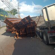Caos vehicular en el kilómetro 9 de la Autopista Duarte por accidente con patana