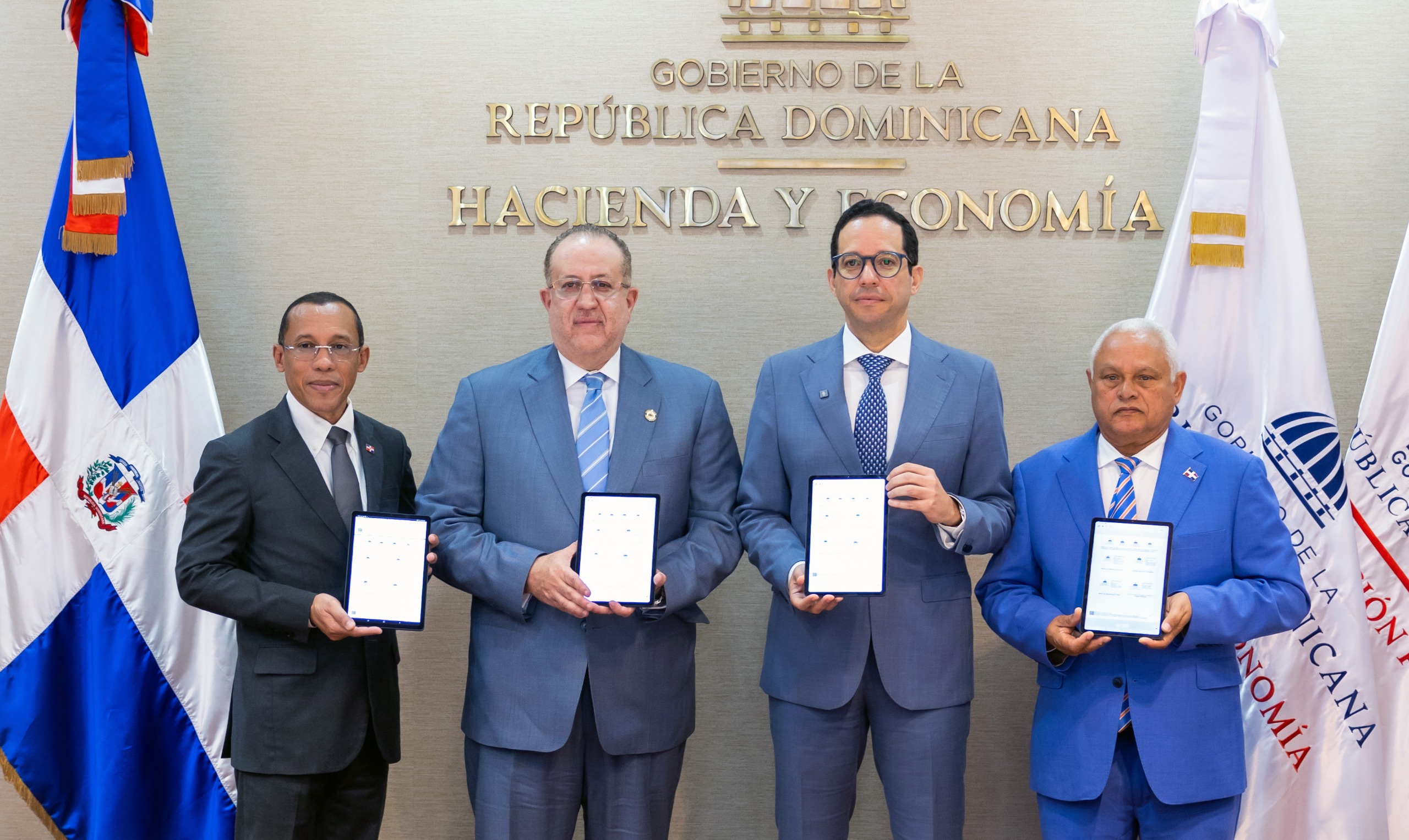 Geraldo Espinosa, contralor general de la República; Magín Díaz, ministro de Hacienda y Economía; Sigmund Freund, ministro de Administración Pública, y Luis Delgado, tesorero nacional.