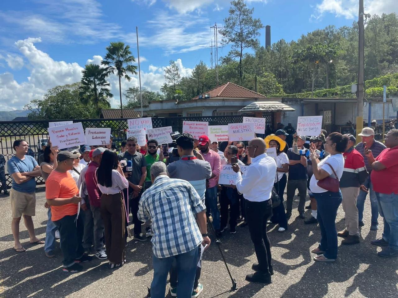 Trabajadores y contratistas de Falcondo denuncian incumplimiento en pago de prestaciones