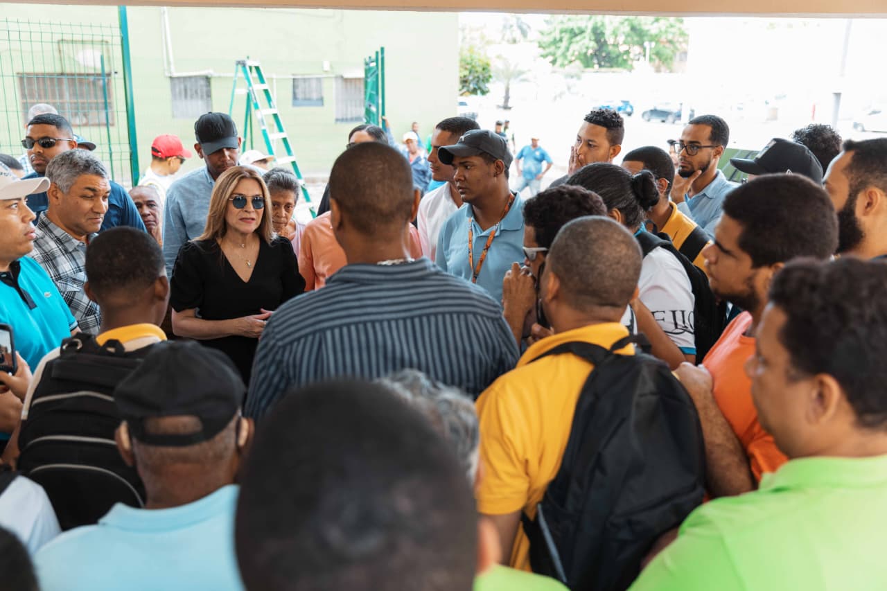 Carolina Mejía supervisa trabajos realizados en el parque V Centenario y su entorno en Villa Juana