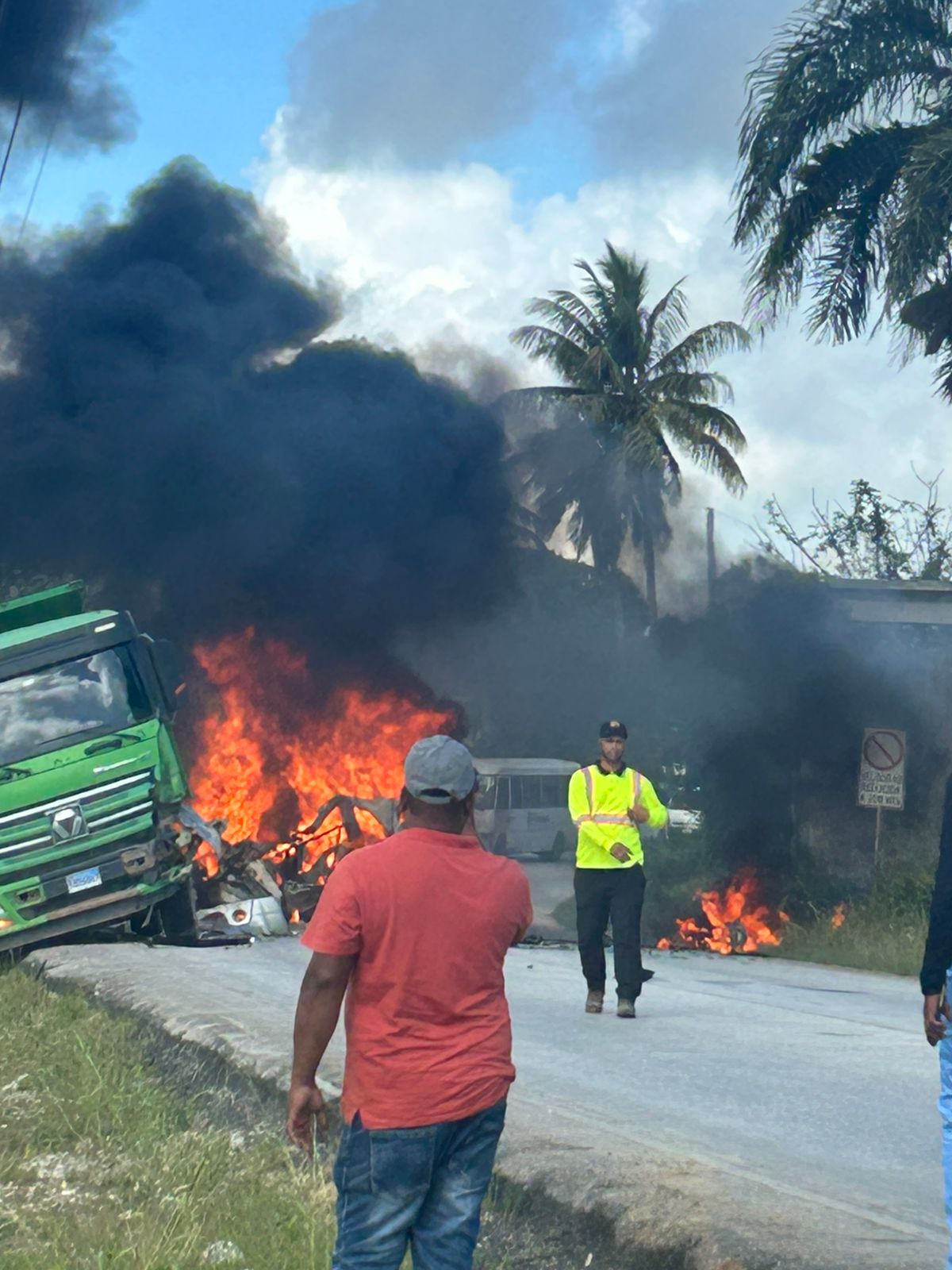 Trágico accidente en La Altagracia: una persona muere y otra resulta herida tras colisión e incendio en Higüey