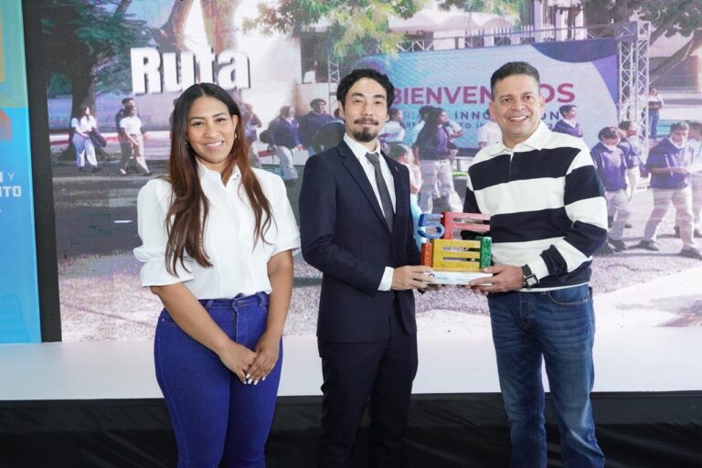 Más de 2,000 estudiantes participan en jornada de actividades de la V Feria de Innovación Industrial en Santiago