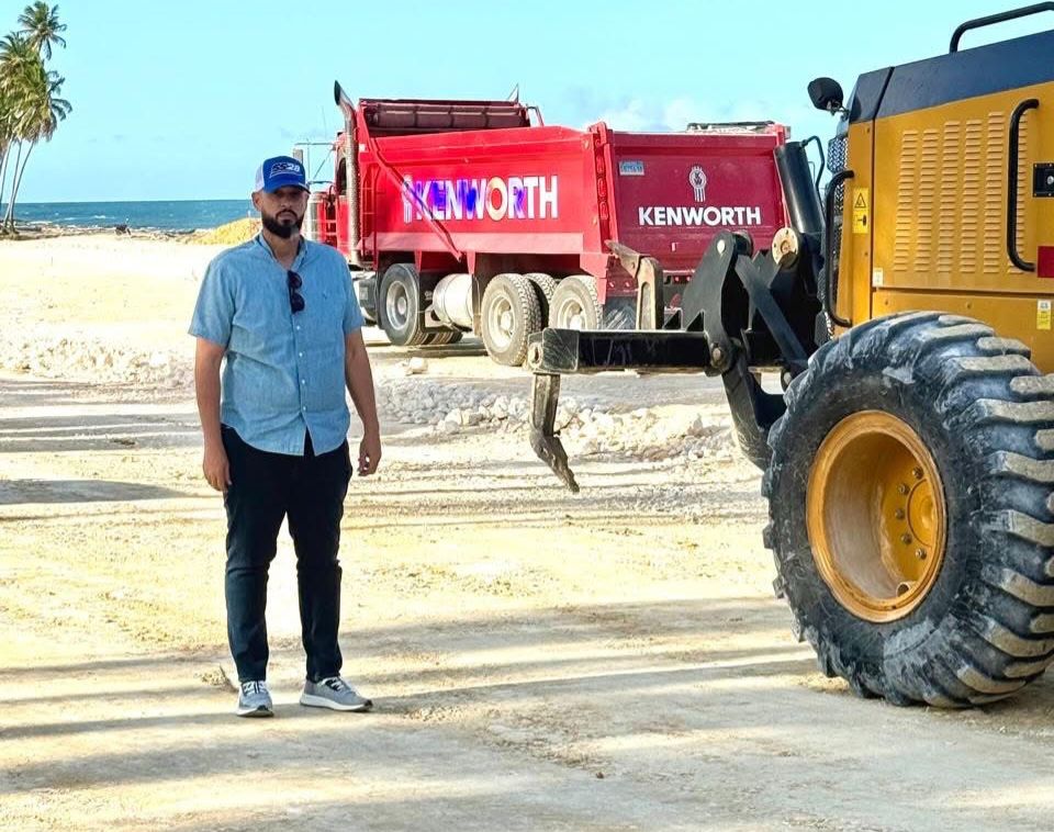 Alcalde Junior Peralta supervisa avances en el malecón de Nagua y valora inversión en la obra