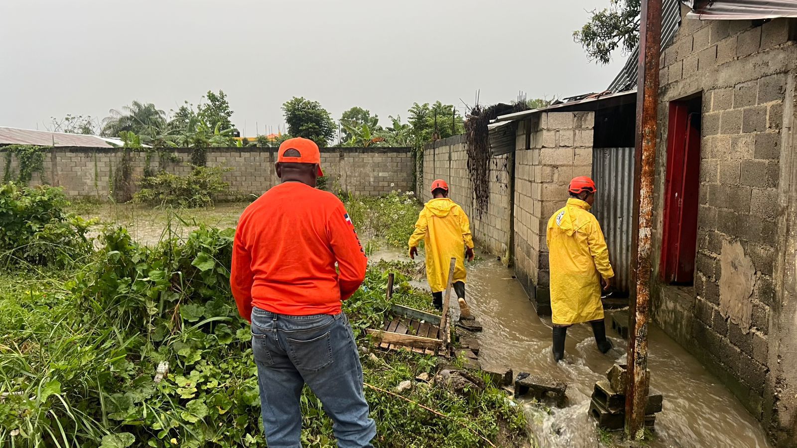Fuertes lluvias causan inundaciones, daños a viviendas y mantienen en alerta a Monte Plata