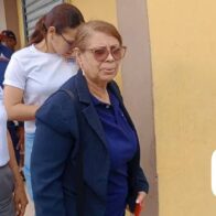 Directora Provincial de Salud y gobernadora visitan vivienda de mujer con cáncer cerebral en La Romana